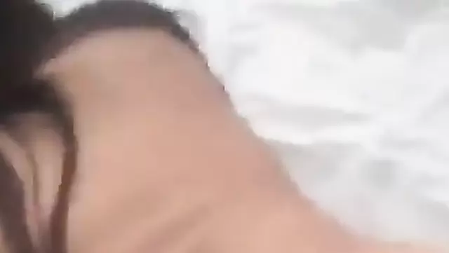 Kırgızistanlı hatunun sulu amı sert bir aletle iyice esnetiliyor.