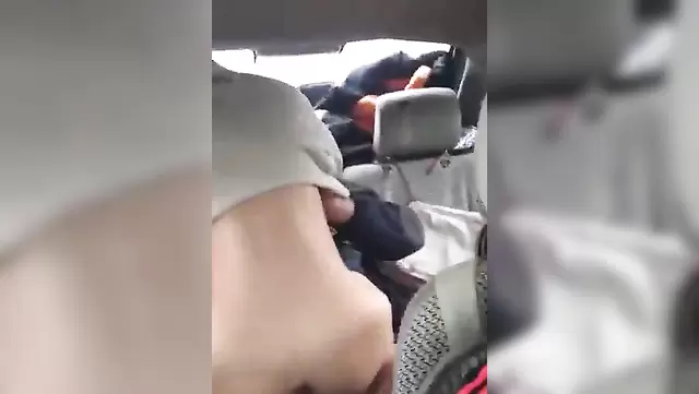 Arabada dar götlü Kırgız kızı sikerken
