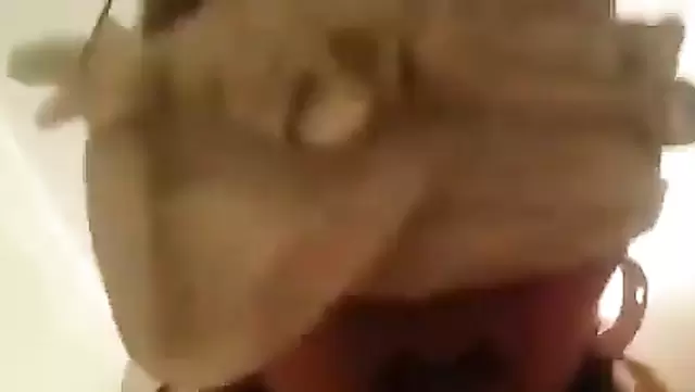Kırgız kız, arkadaşı tarafından sert bir aletle sikerken