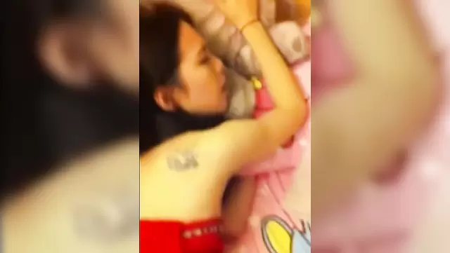Adam, kıllı Kırgız sevgilisini sikişle dağıttı.