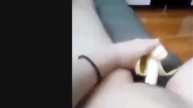Kırgızistanlı mastürbasyoncu muza boşalıyor.